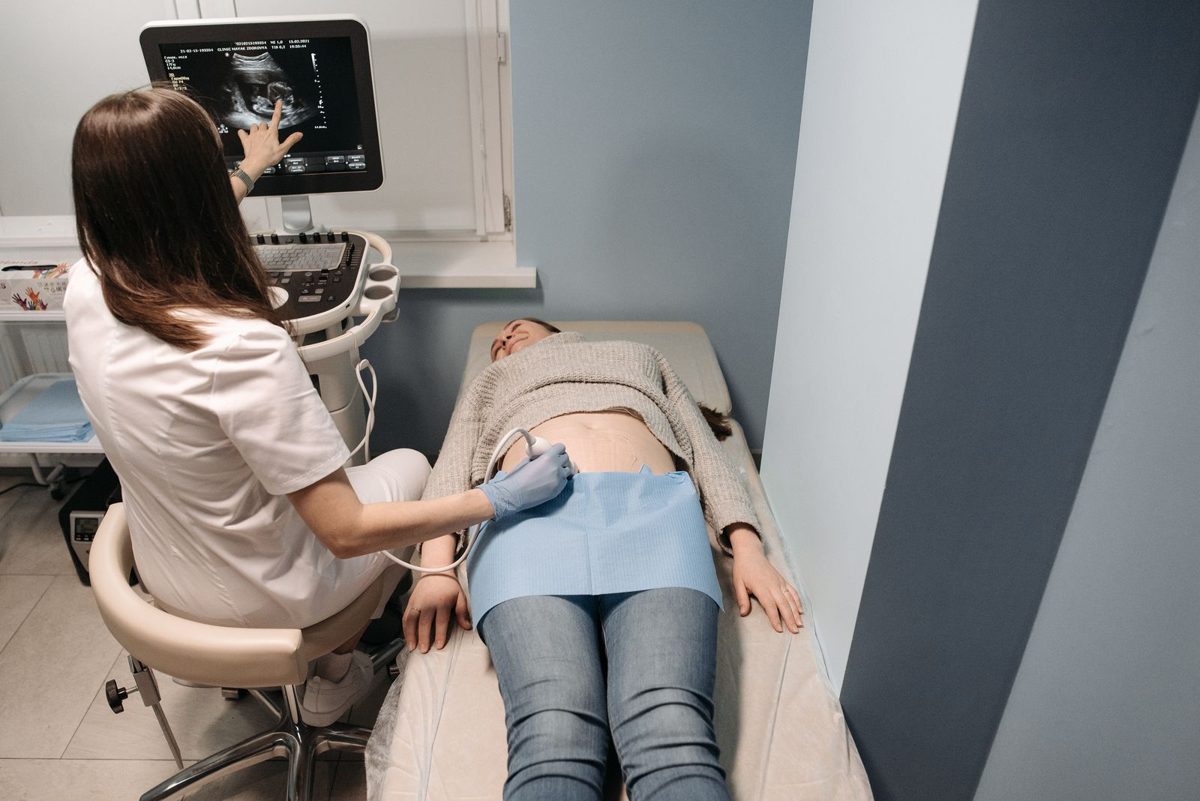 Ultrason eşliğinde böbrek biyopsisi öncesi karın görüntülemesi